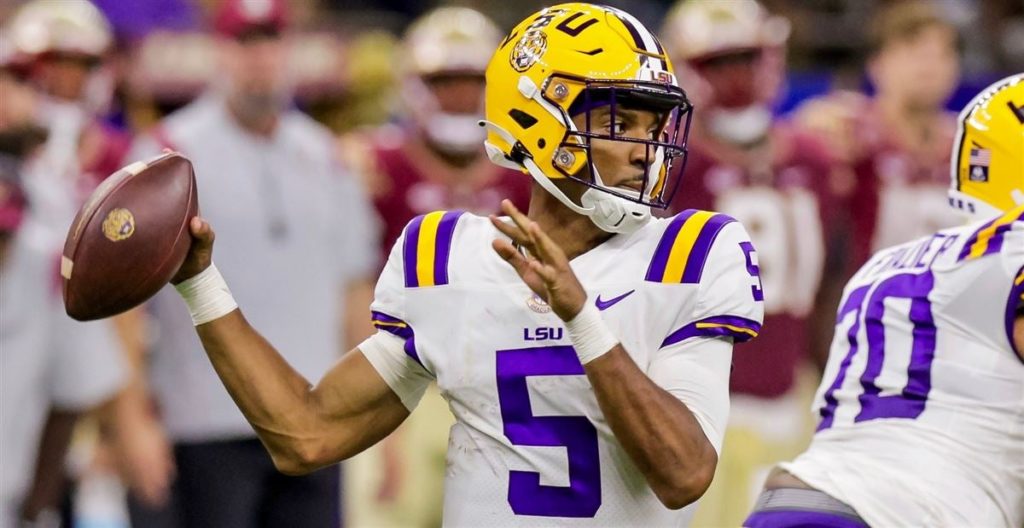LSU's Jayden Daniels throws a pass.